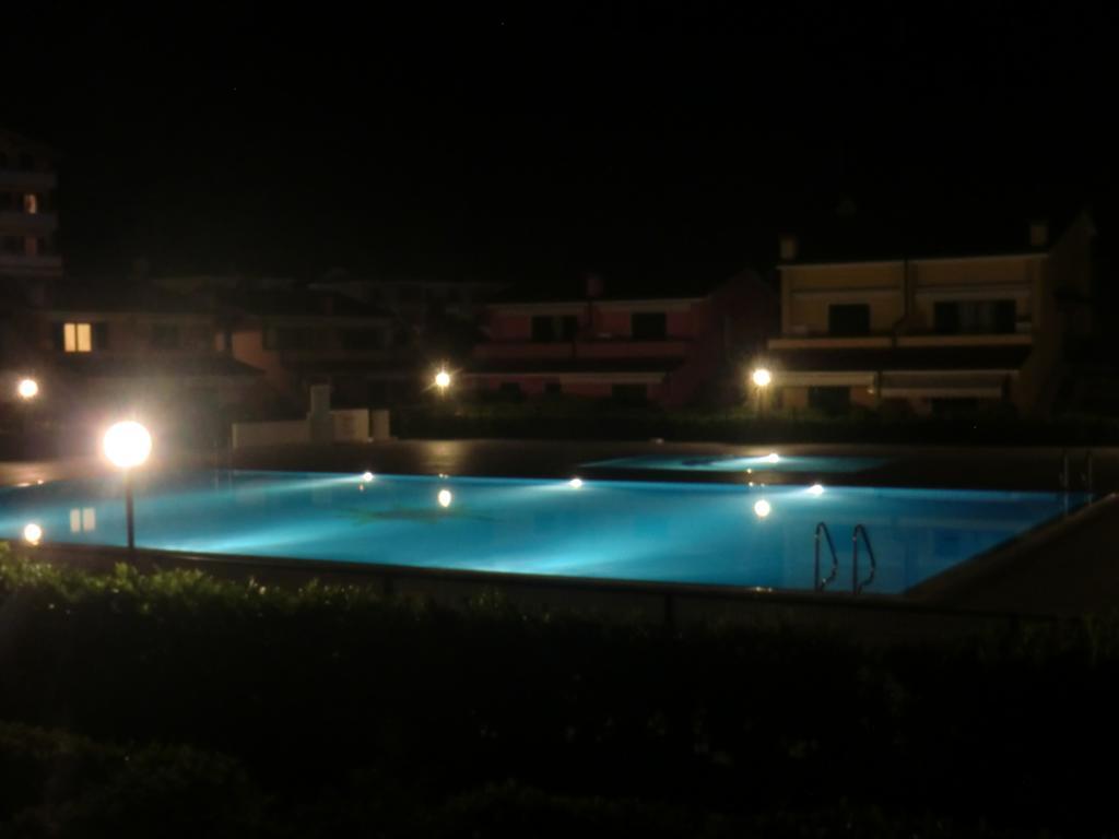 Residence Villaggio Dei Fiori Con Piscina E Posto Spiaggia Incluso Caorle Zimmer foto