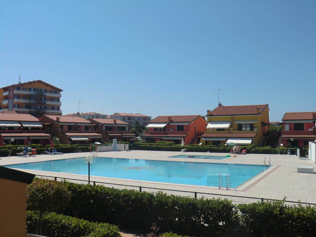 Residence Villaggio Dei Fiori Con Piscina E Posto Spiaggia Incluso Caorle Zimmer foto