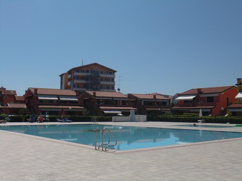 Residence Villaggio Dei Fiori Con Piscina E Posto Spiaggia Incluso Caorle Zimmer foto