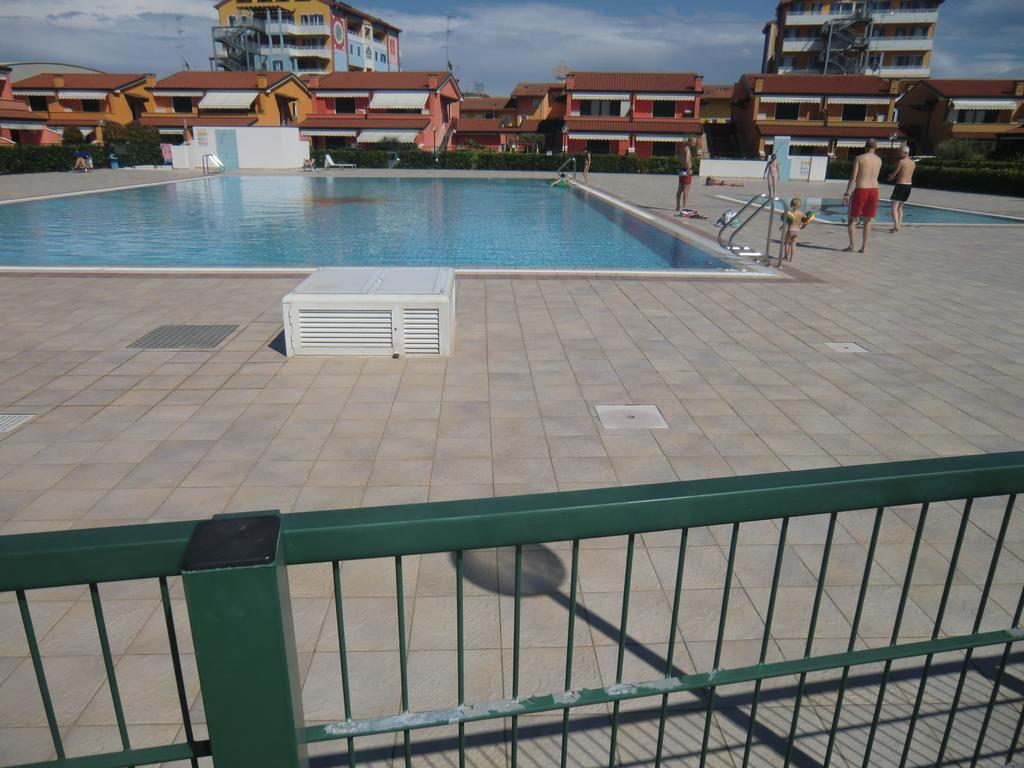 Residence Villaggio Dei Fiori Con Piscina E Posto Spiaggia Incluso Caorle Zimmer foto