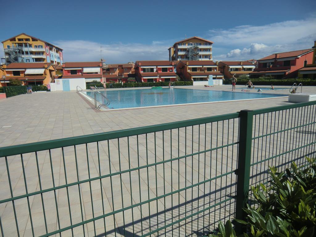 Residence Villaggio Dei Fiori Con Piscina E Posto Spiaggia Incluso Caorle Zimmer foto