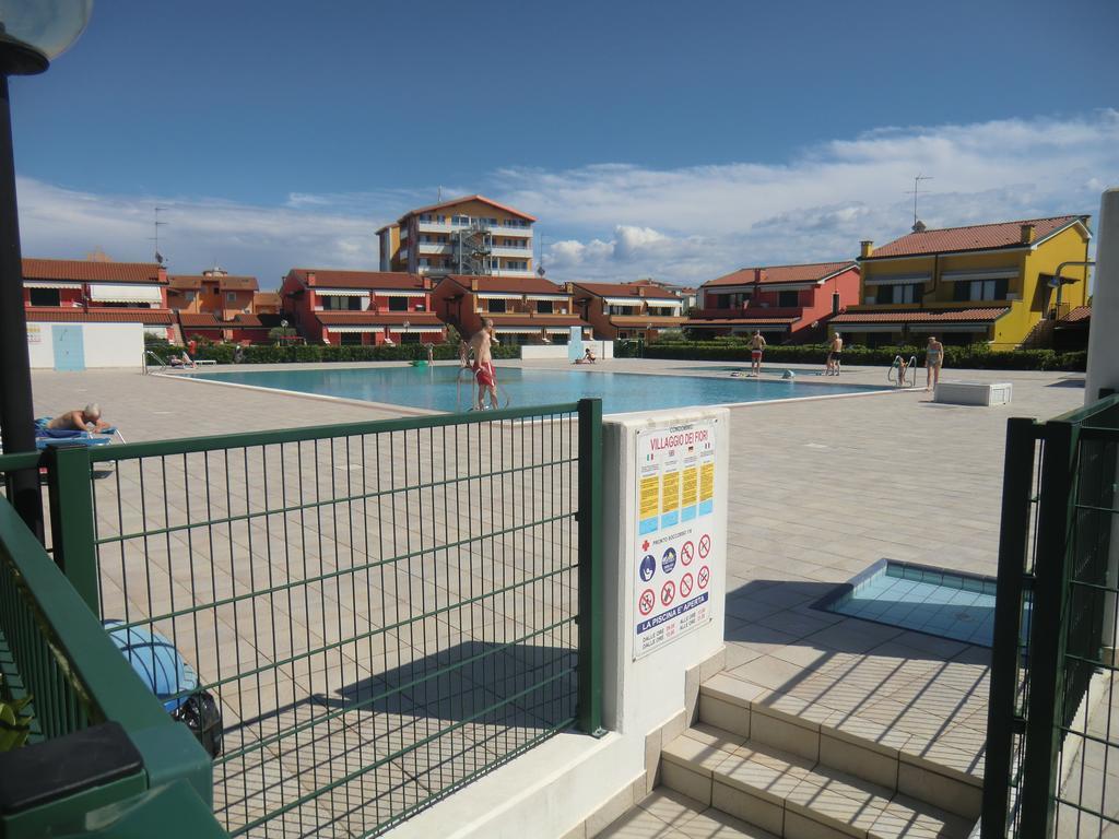 Residence Villaggio Dei Fiori Con Piscina E Posto Spiaggia Incluso Caorle Zimmer foto