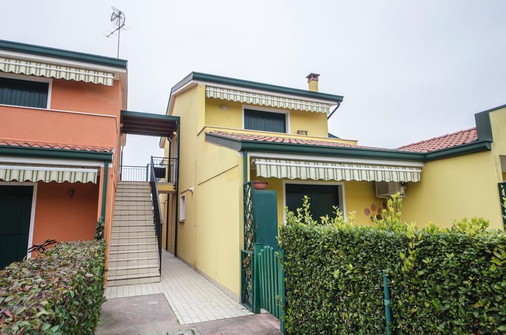 Residence Villaggio Dei Fiori Con Piscina E Posto Spiaggia Incluso Caorle Zimmer foto