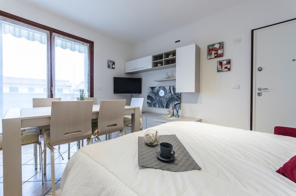 Residence Villaggio Dei Fiori Con Piscina E Posto Spiaggia Incluso Caorle Exterior foto