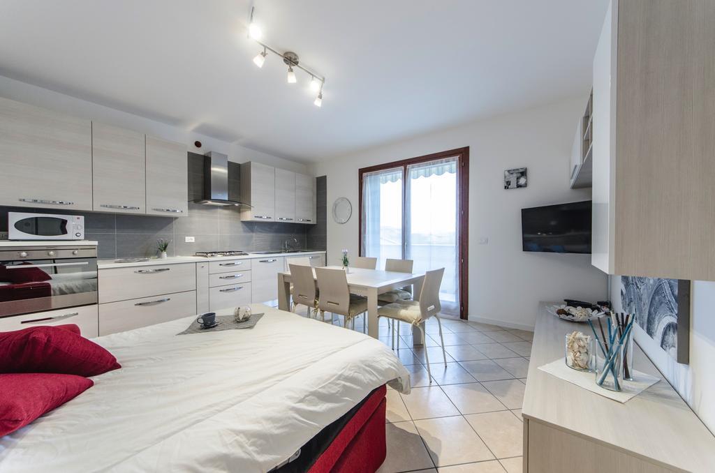 Residence Villaggio Dei Fiori Con Piscina E Posto Spiaggia Incluso Caorle Zimmer foto