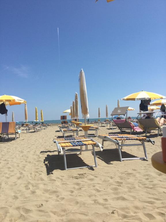 Residence Villaggio Dei Fiori Con Piscina E Posto Spiaggia Incluso Caorle Exterior foto